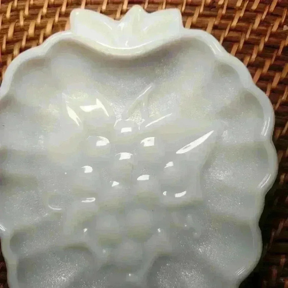 Vintage 7” x 6” Hazel Atlas Milk Glass Grape Trinket Candy Dish Grapes - Picture 3 of 5